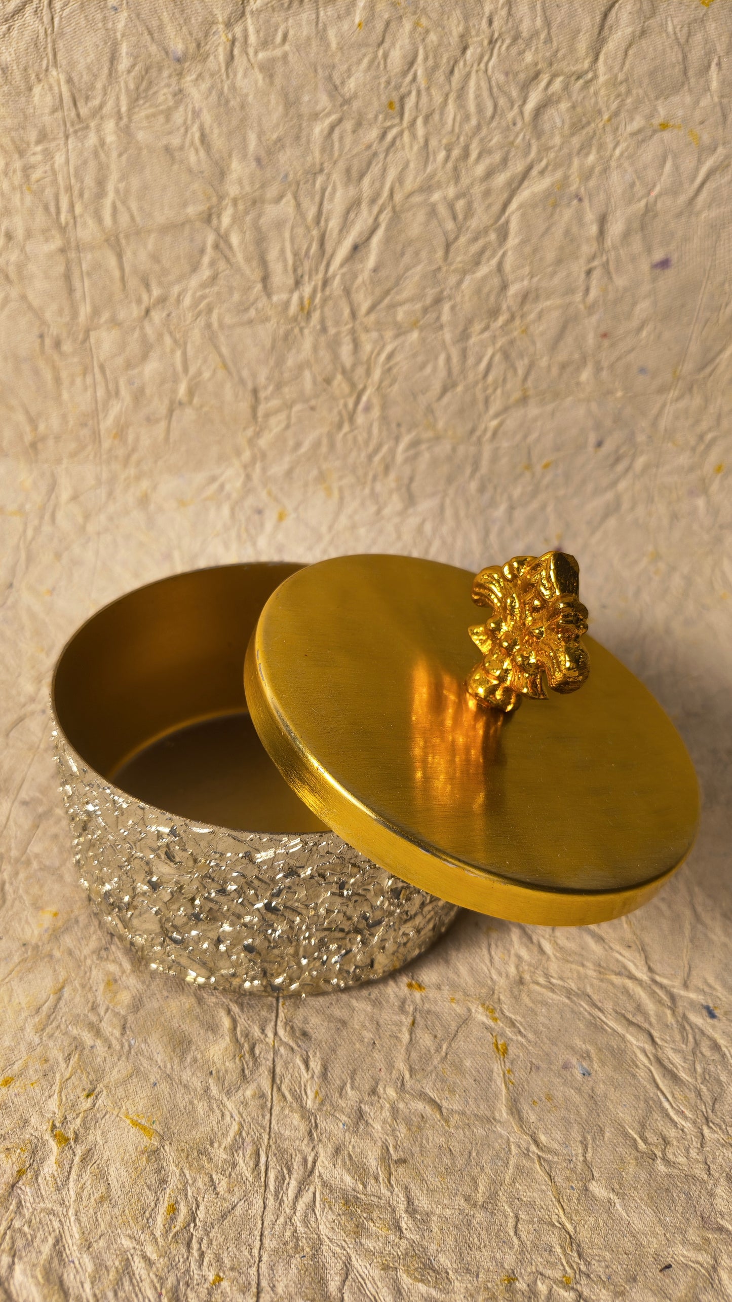 Luxury Gold Decorative Storage Box with Crystal Texture Design & Floral Lid for Table Decor & Gifting.