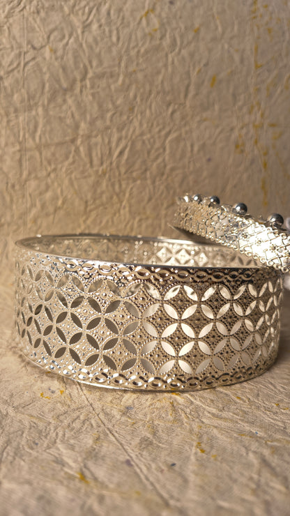 Luxury Round Dry Fruit Container with Crystal Handle and Intricate Openwork Pattern