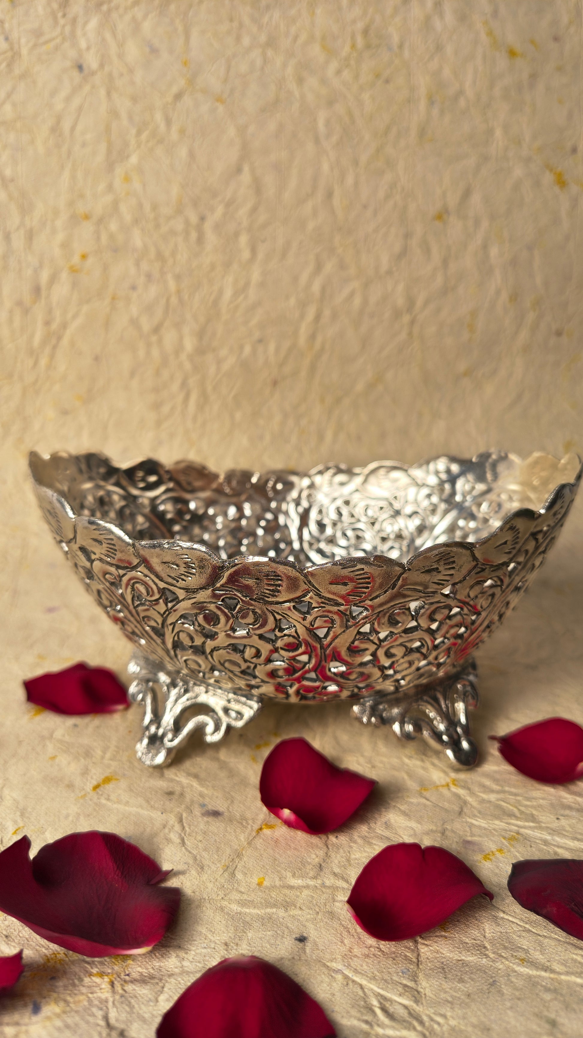 Elegant Openwork Metal Fruit Basket for Dining Table and Home Decor 